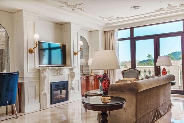 Executive Suite, Multiple Beds, Non Smoking | Minibar, in-room safe, desk, iron/ironing board - Wyndham Grand Plaza Resort Nanjing (Nanjing)