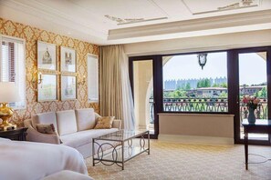 Minibar, in-room safe, desk, iron/ironing board - Wyndham Grand Plaza Resort Nanjing (Nanjing)