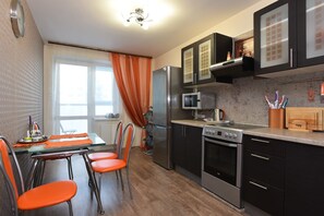Apartment (Kuibysheva Street, 21) | Eigene Küche | Großer Kühlschrank, Mikrowelle, Herdplatte