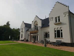 Front of property - Gørdinglund Herregård Mainbuilding (Gording)