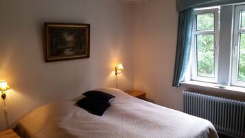 Deluxe Room, 2 Bedrooms, Ensuite (Mainhouse kirke) | Premium bedding, individually decorated, individually furnished