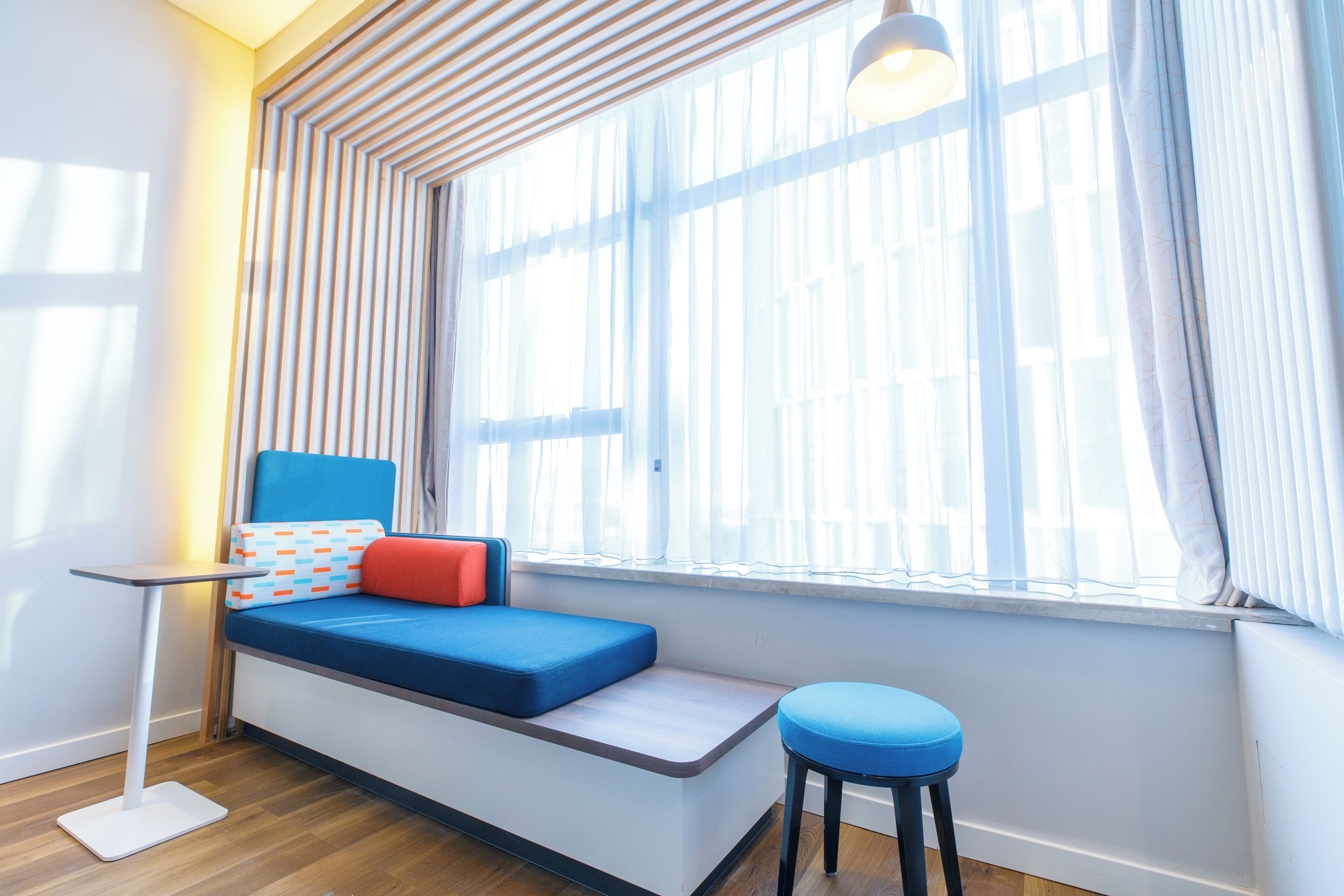 Caja fuerte, escritorio, cortinas opacas y sistema de insonorización