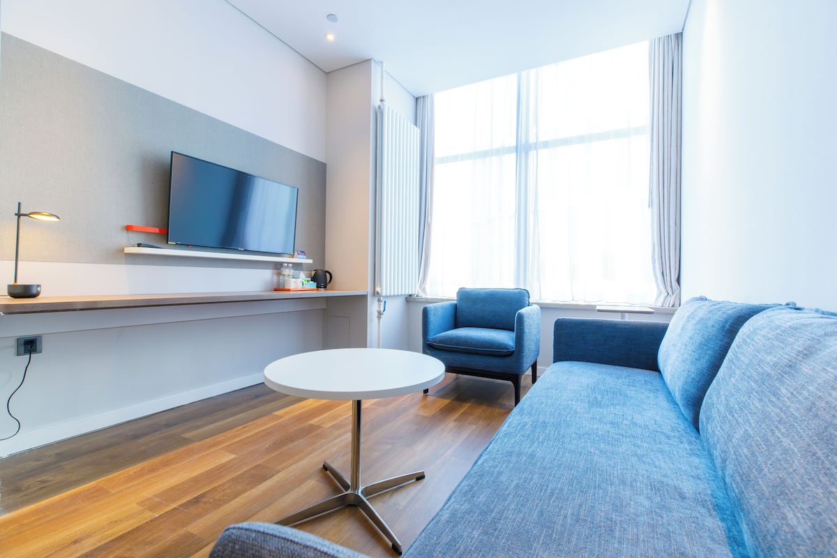 套房 (Additional Living Area) | 客房内保险箱、办公桌、遮光窗帘、隔音