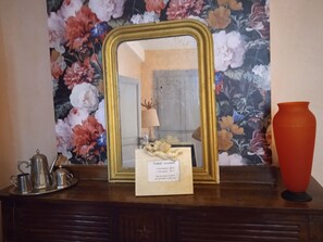 Verdunkelungsvorhänge, schallisolierte Zimmer, Bettwäsche