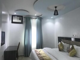 Minibar, caja de seguridad en la habitación y escritorio 