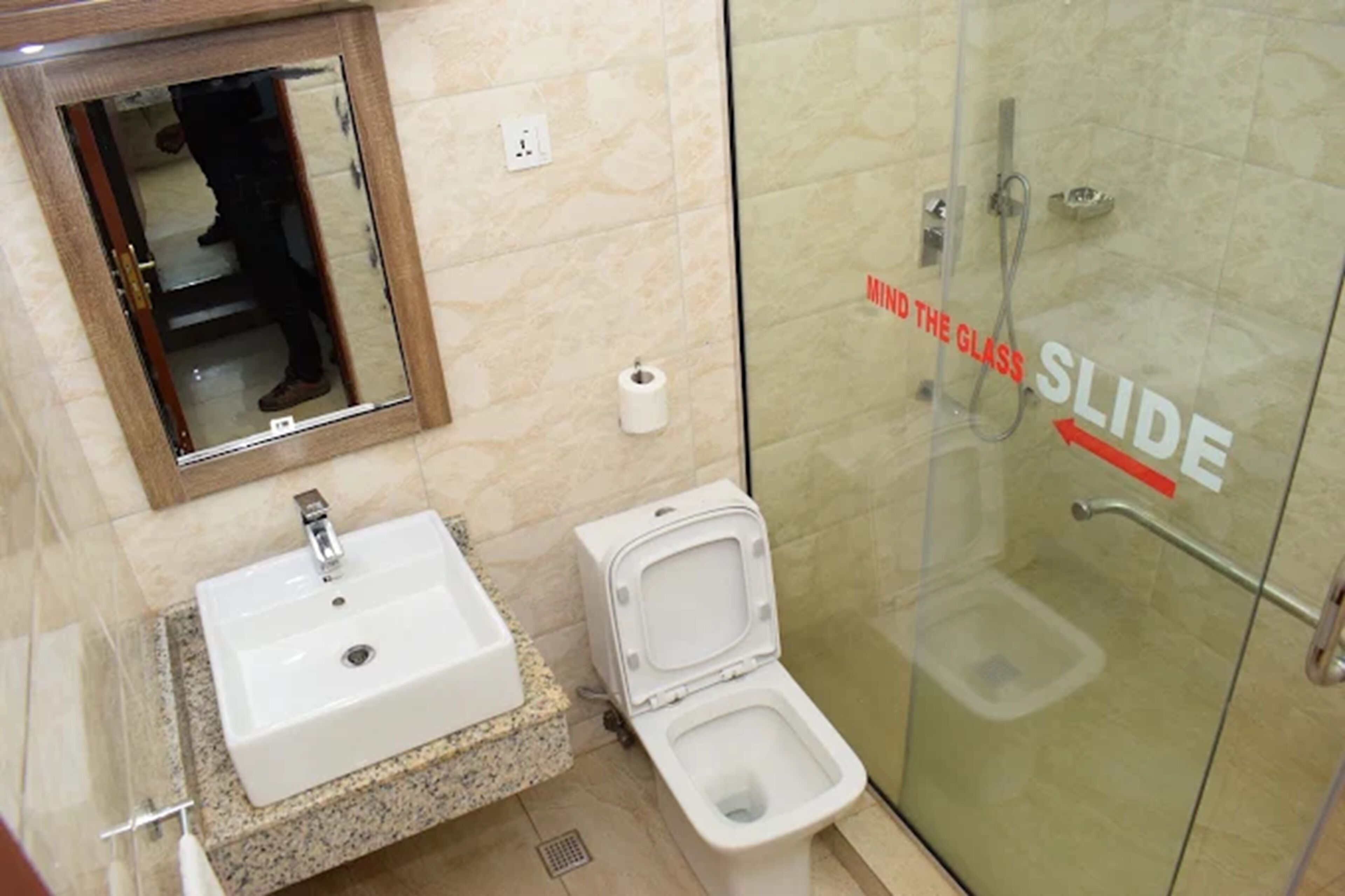 Ducha, cabezal de ducha tipo lluvia, artículos de tocador gratuitos