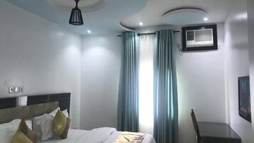 迷你吧、客房內保險箱、書桌、筆電工作空間