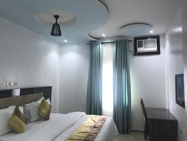 Minibar, in-room safe, desk, laptop workspace - Gold Value Hotels (Enugu)