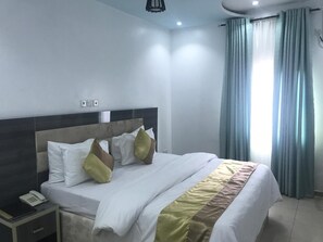 Minibar, in-room safe, desk, laptop workspace - Gold Value Hotels (Enugu)
