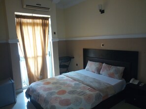 Standard Room, 1 Double Bed, Non Smoking | Minibar, desk, bed sheets - Modroy Hotel and Suites (Abeokuta)