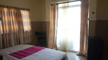 Minibar, escritorio y ropa de cama