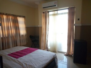 Minibar, bureau, draps fournis