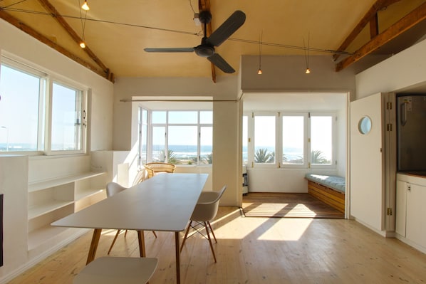 Comfort Apartment, 1 Queen Bed, Non Smoking | In-room dining