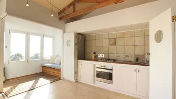 Comfort Apartment, 1 Queen Bed, Non Smoking | Private kitchenette | Fridge, microwave, oven, stovetop