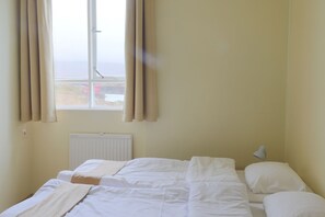 Kahden hengen huone (kaksi sänkyä), oma kylpyhuone | Työpöytä, pimennysverhot, ilmainen Wi-Fi, vuodevaatteet