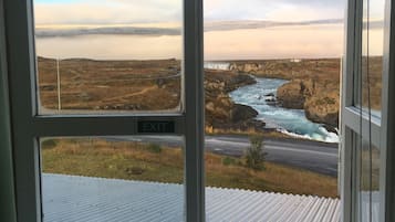 Zweibettzimmer, Gemeinschaftsbad, Flussblick | Schreibtisch, Verdunkelungsvorhänge, kostenloses WLAN, Bettwäsche