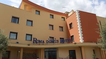 Vista frontal de la propiedad