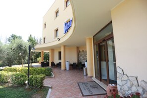 Vista frontal de la propiedad