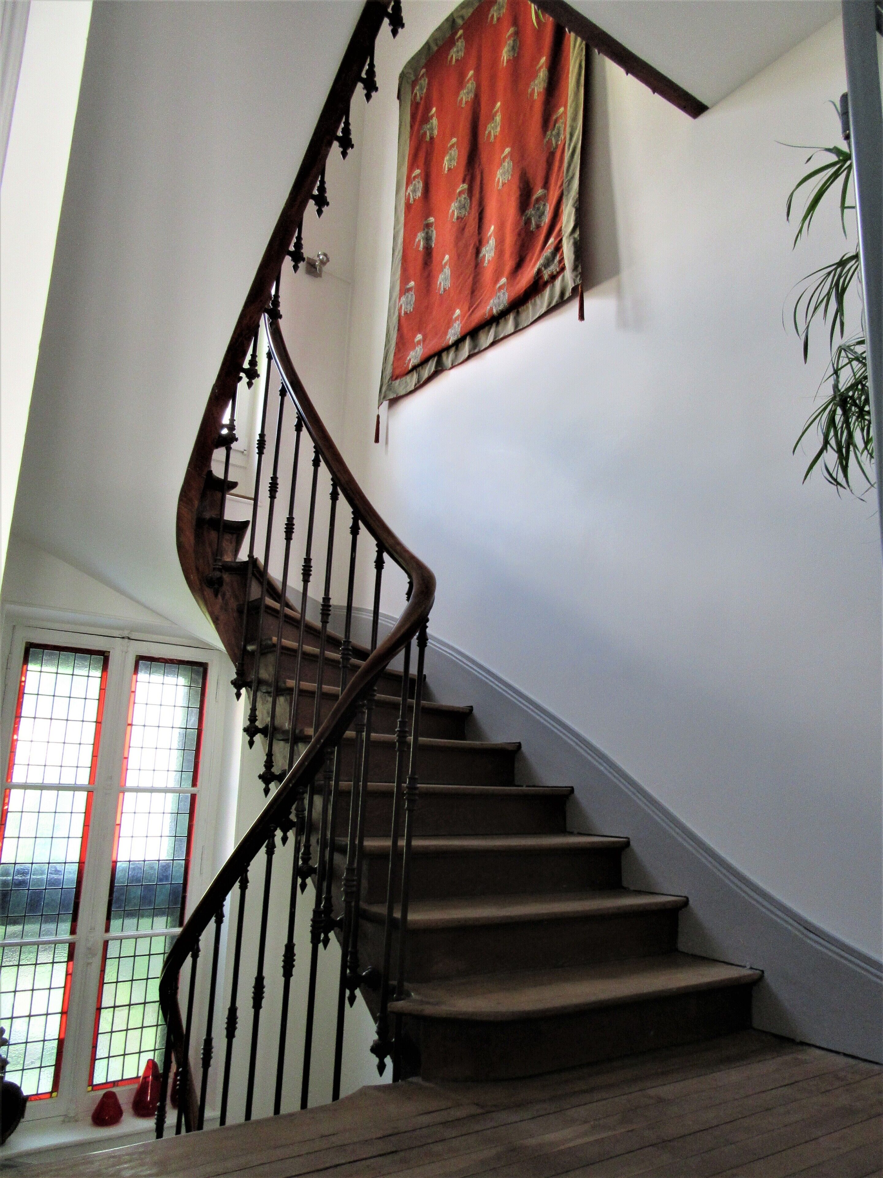 Una escalera de madera con diseño curvo que conduce a una plataforma.