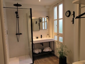 Double Room (Jehan Dunois) | Bathroom | Shower, rainfall showerhead, free toiletries, hair dryer - La Villa Dunois (Orléans)