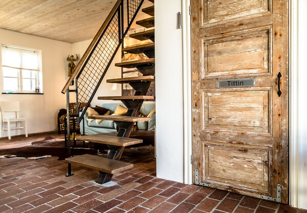 Apartment (Miranda) | Individually decorated, individually furnished, free cribs/infant beds