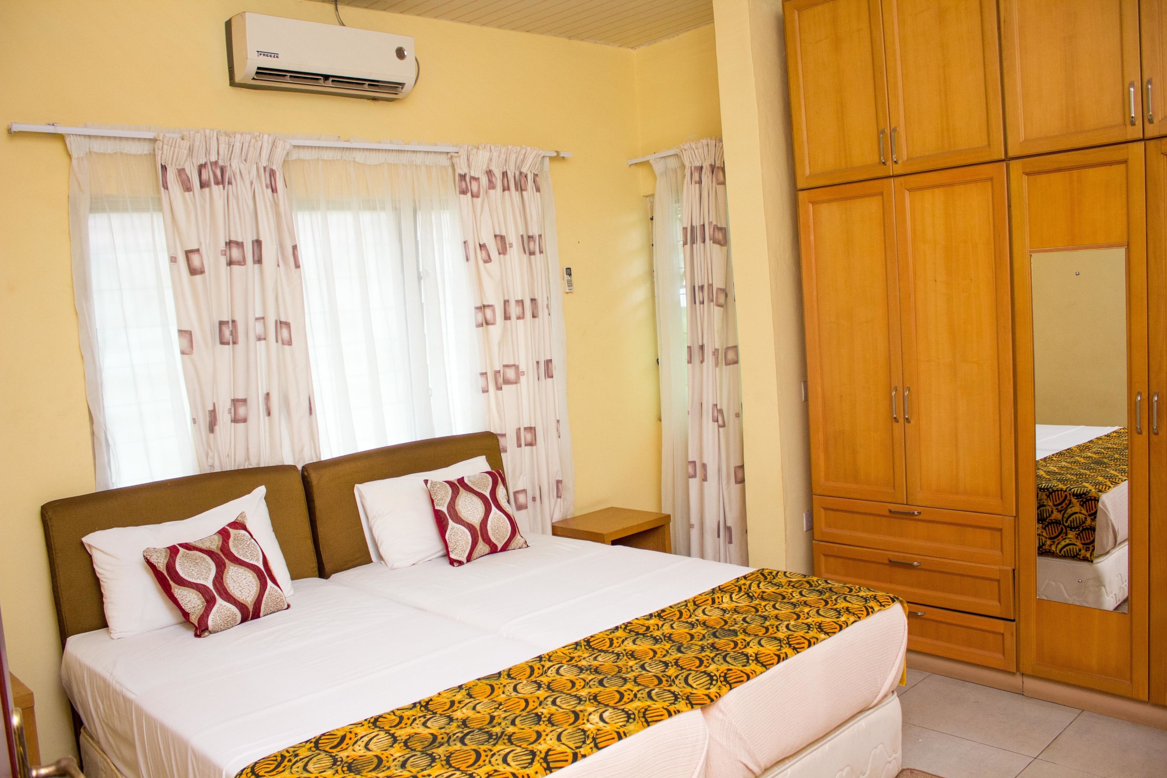 Coffres-forts dans les chambres, bureau, Wi-Fi, draps fournis