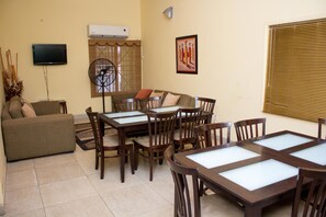 Frokost og middag serveres