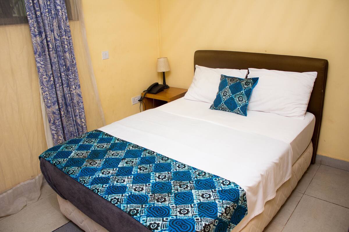 Standard Single Room | In-room safe, desk, WiFi (surcharge), bed sheets