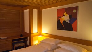 A hotel room with a bed, a desk, and a lamp. - Waldshuter Hof (Waldshut-Tiengen)