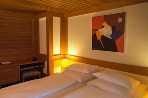 1 habitación, ropa de cama hipoalergénica y escritorio 