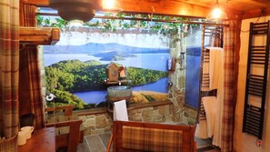 Shower, hydromassage showerhead, free toiletries, hair dryer - Birchwood Guest Lodge (Balmaha)