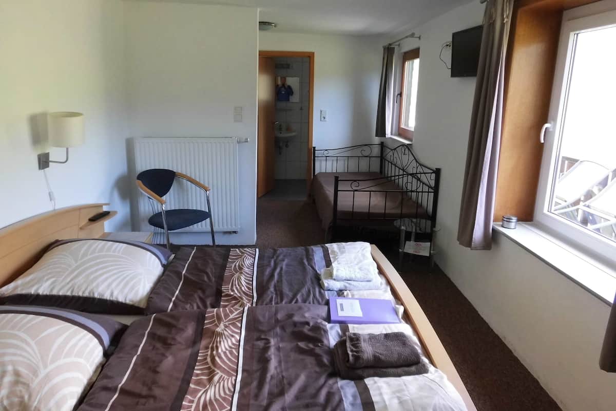 Driepersoonskamer | Een kluis op de kamer, babybedden, extra bedden, gratis wifi
