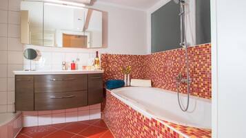 House, 2 Bedrooms | Bathroom | Separate bathtub and shower, deep-soaking bathtub, free toiletries