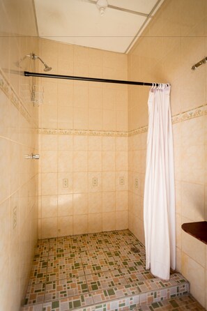 Basic Quadruple Room, Multiple Beds, Non Smoking (2 bunk beds) | Bathroom | Shower, rainfall showerhead - Poco a Poco Hostel (León)