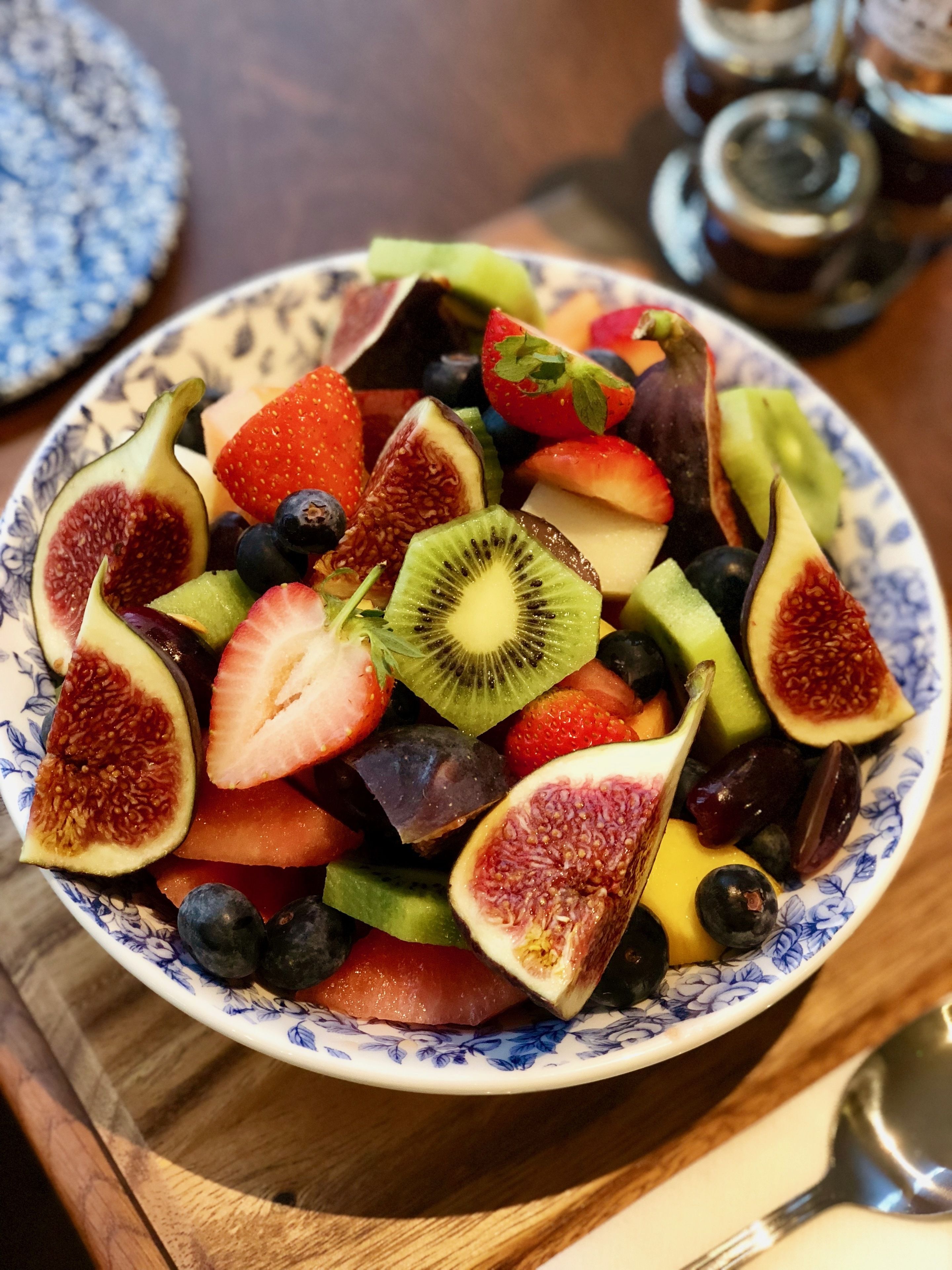 daily cooked-to-order breakfast (gbp 15.00 per person)