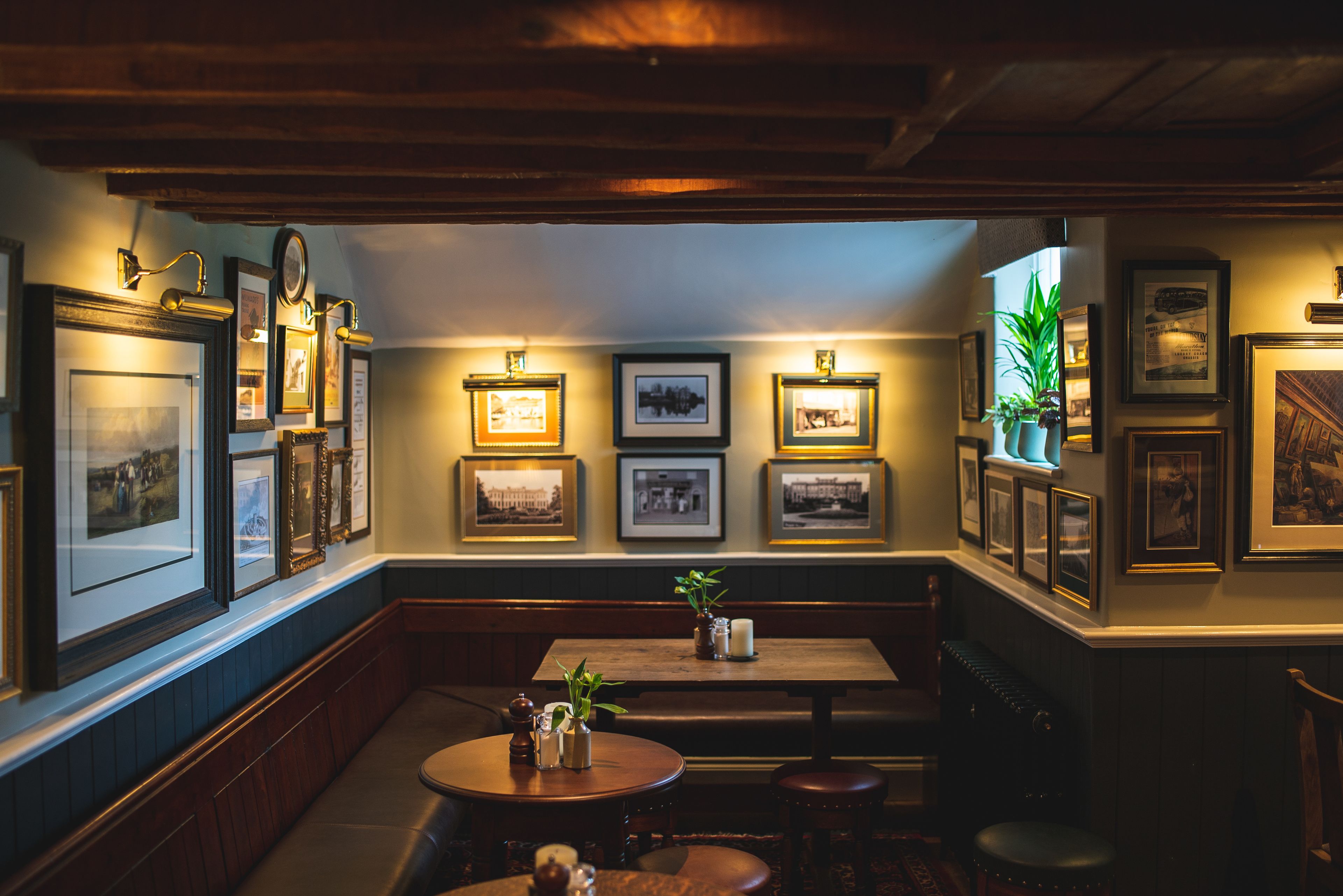 serves breakfast, lunch and dinner