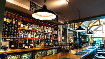 Serve café da manhã, almoço e jantar