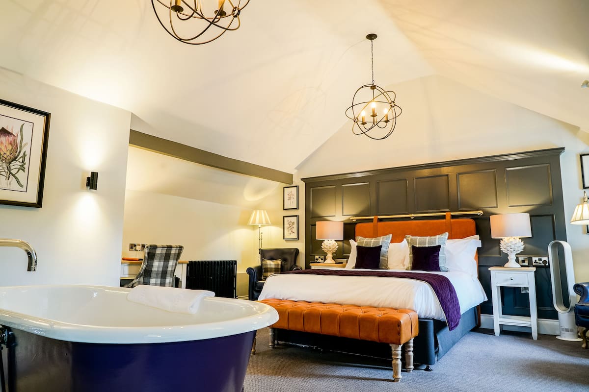 junior suite | 1 bedroom, premium bedding, pillow-top beds, free minibar items