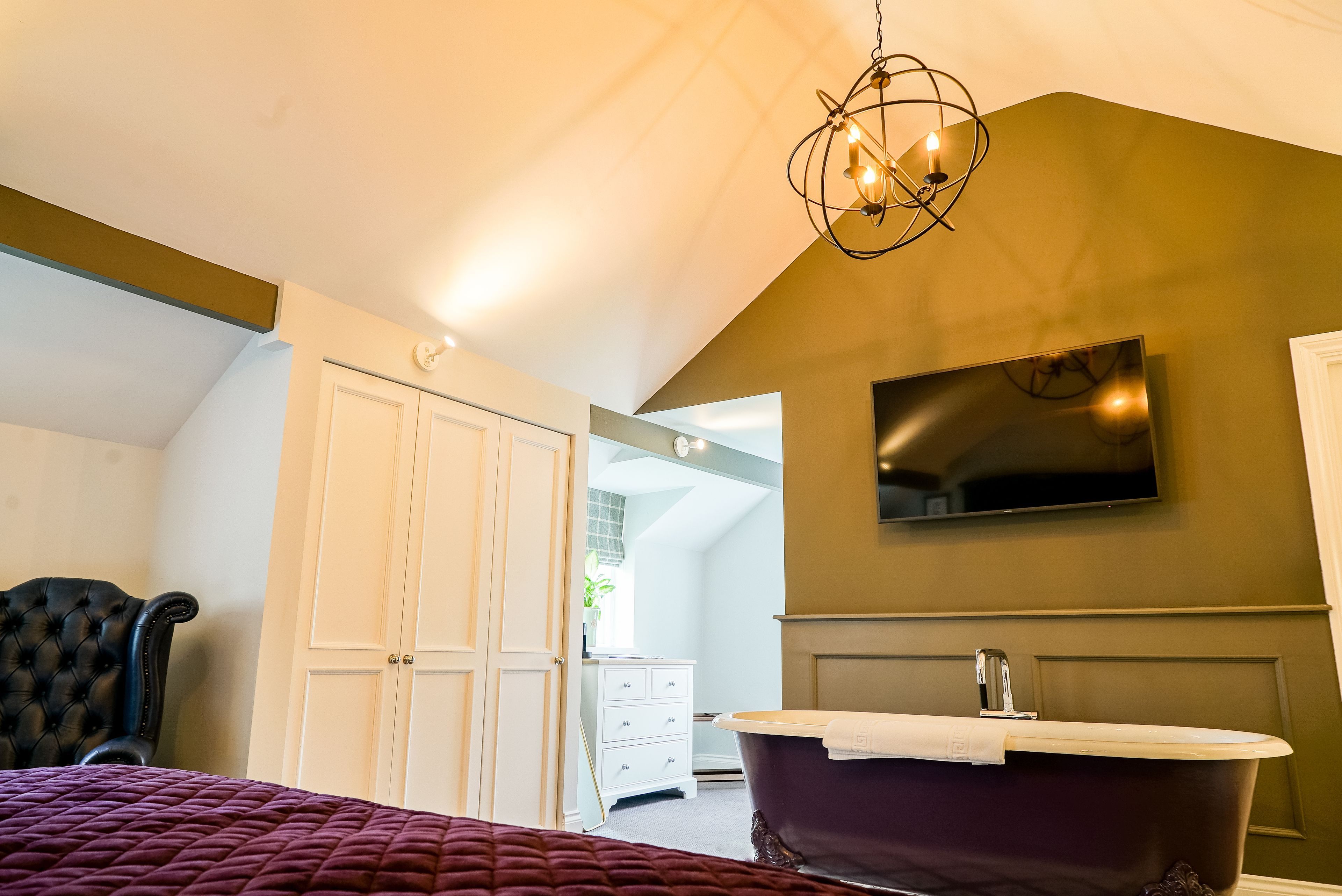 junior suite | 1 bedroom, premium bedding, pillow-top beds, free minibar items