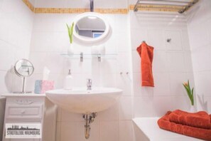 Apartment, Balkon | Badezimmer | Duschwanne, Komfortbadewanne, kostenlose Toilettenartikel, Haartrockner