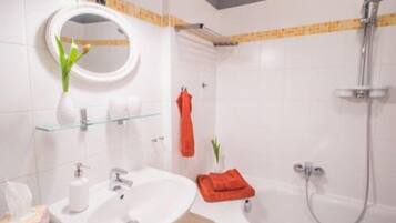 Apartment, Balkon | Badezimmer | Duschwanne, Komfortbadewanne, kostenlose Toilettenartikel, Haartrockner
