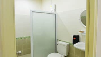 Shower, free toiletries, towels