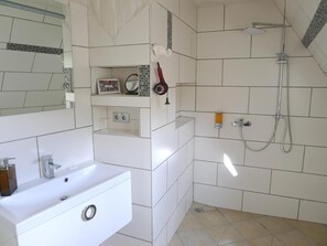 Shower, hair dryer, slippers, towels - Hotel Karthaeuser Hof (Floersheim)