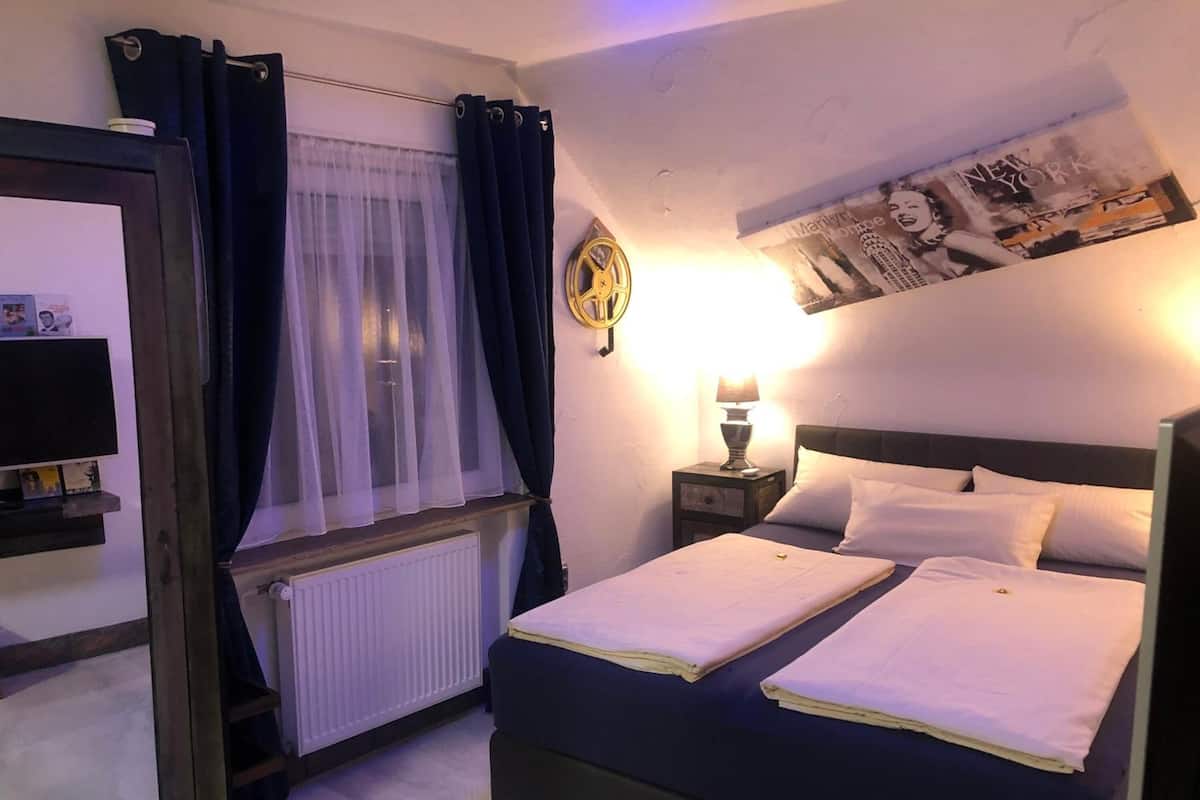 Chambre Double, 1 grand lit | Literie de qualité supérieure, minibar, coffres-forts dans les chambres