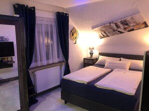 Double Room, 1 Katil Ratu (Queen) | Peralatan tempat tidur premium, bar mini, peti besi dalam bilik 