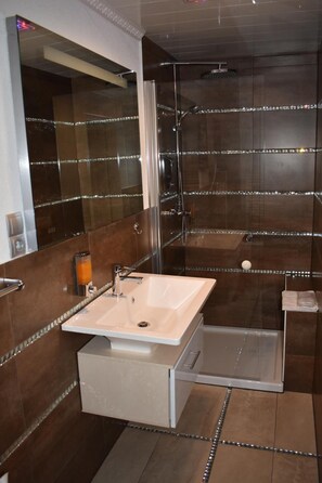 Pancuran mandi, pengering rambut, selipar, tuala disediakan 