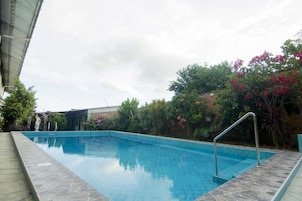 Una piscina al aire libre