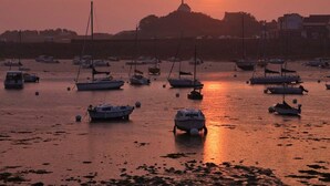 A marina with boats anchored in calm waters during sunset. - Les Roses (Santec)