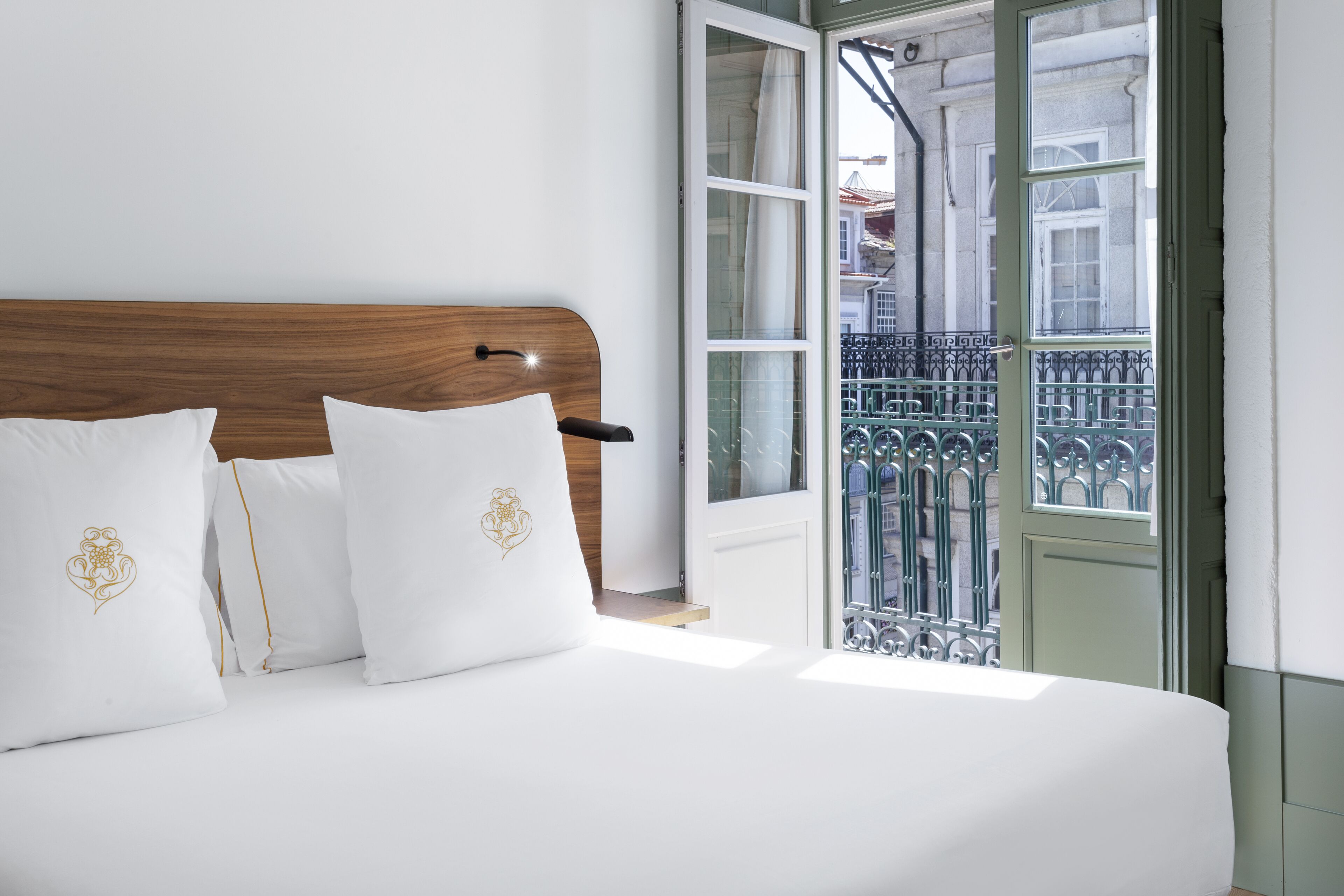 standard double or twin room | minibar, in-room safe, desk, blackout curtains