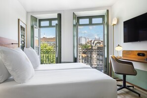 Executive Double or Twin Room | Minibar, in-room safe, desk, blackout curtains - One Shot Aliados Goldsmith  (Porto)